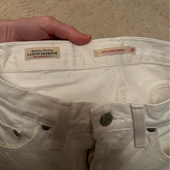 Levi’s High Loose Short in White - Picture 3 of 7